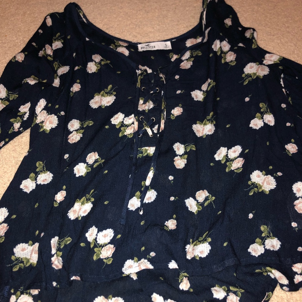 Hollister Navy Blue Floral Blouse🌼